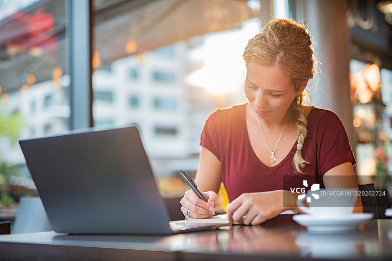 年轻女商人在办公室工作图片素材