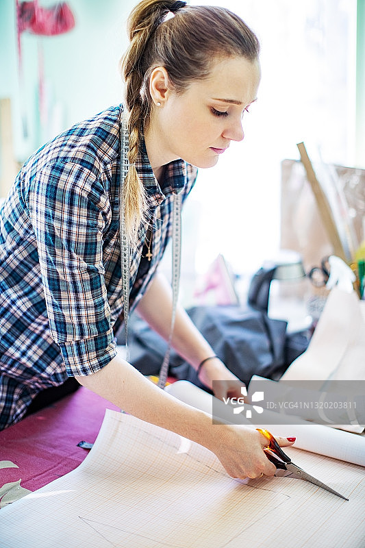 女人裁剪布料图片素材