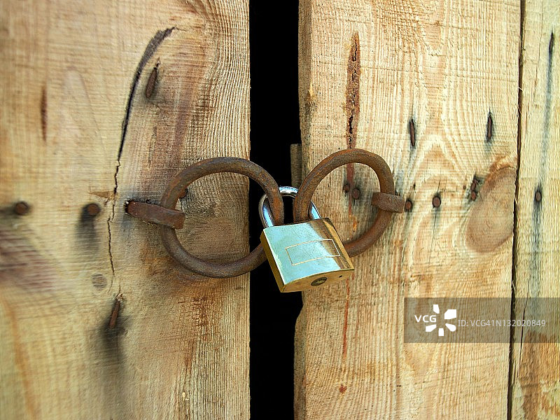 带挂锁的门图片素材