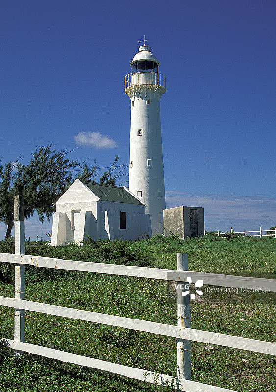 加勒比海岛屿上的白色灯塔图片素材