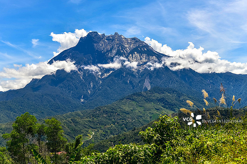 从纳巴鲁镇观看到的基纳巴卢山特写，沙巴，马来西亚婆罗洲图片素材