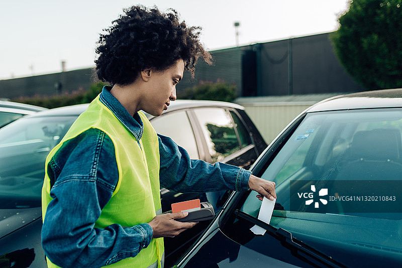 女人在停车场担任停车管理员图片素材