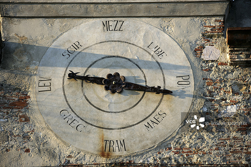 意大利墙上的古老时钟图片素材