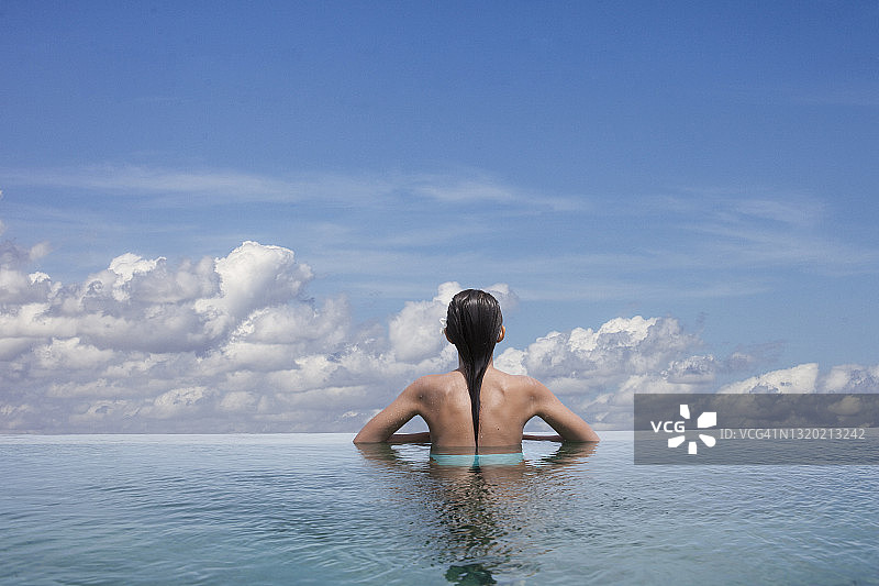 在无边泳池里的女人图片素材