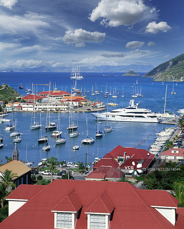 停泊在加勒比海港口的游艇图片素材