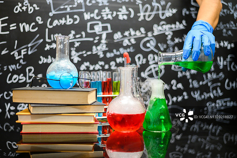 学校化学实验室玻璃器皿和课本，黑板上的公式图片素材