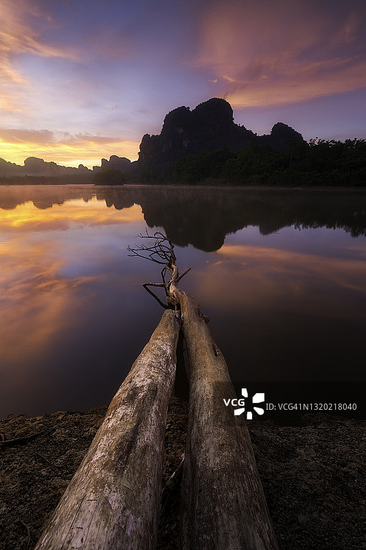 日出时分湖面反射的壮丽天空图片素材