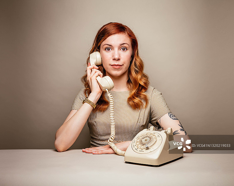 使用老式电话的年轻复古女秘书图片素材