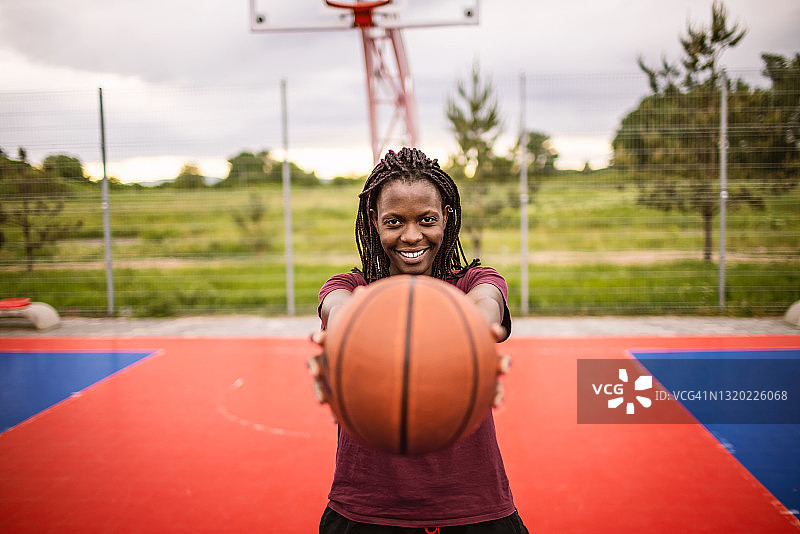 拿着篮球的女孩图片素材