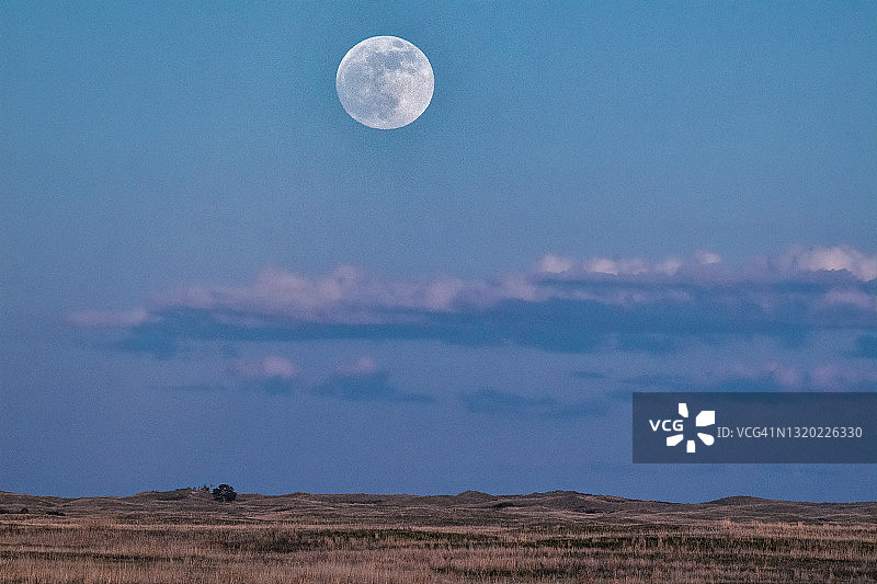 内布拉斯加情人节附近，五月超级月亮升起在内布拉斯加州沙丘之上图片素材