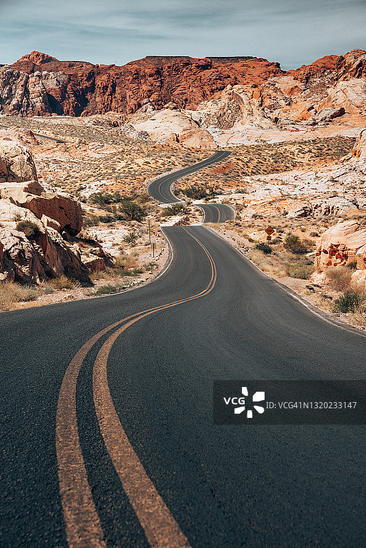 火焰谷的蜿蜒道路图片素材