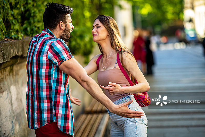 在城市中存在关系的现代情侣图片素材