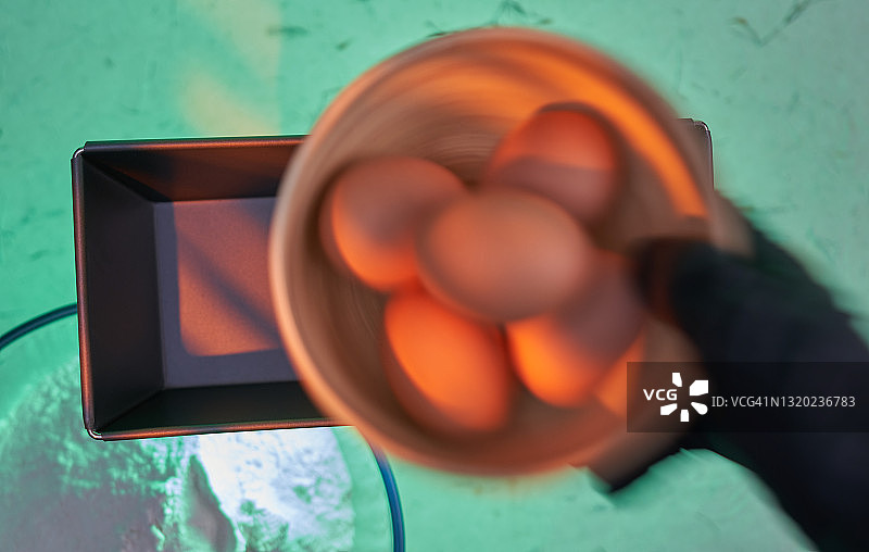 烤盘、鸡蛋和面粉图片素材