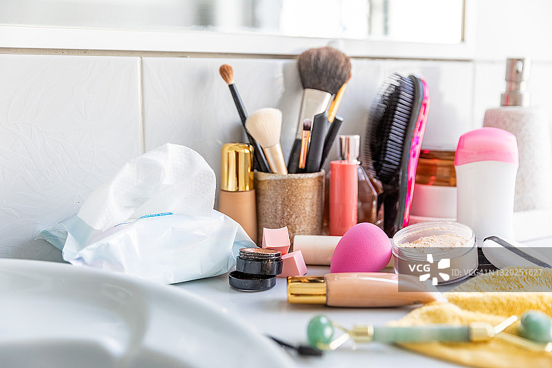 浴室里凌乱的化妆品图片素材