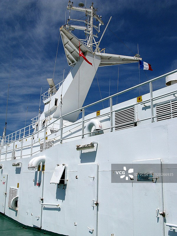 马赛地中海上的游轮图片素材