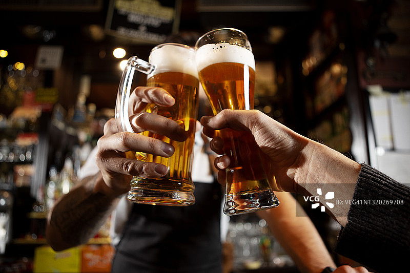 人们在喝啤酒图片素材