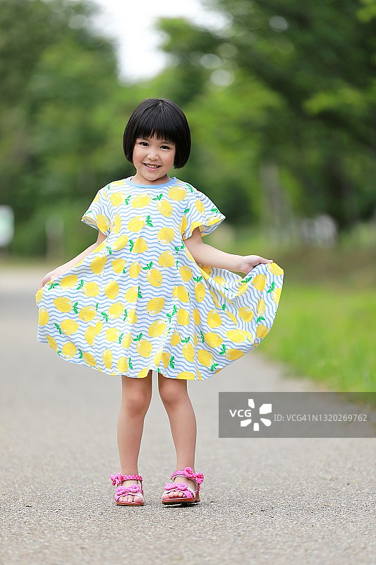 穿着连衣裙的可爱混血小女孩图片素材