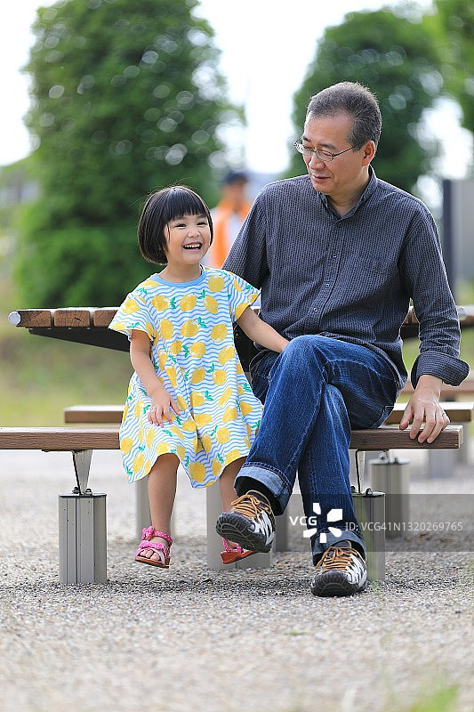 父子温馨的快乐时光图片素材