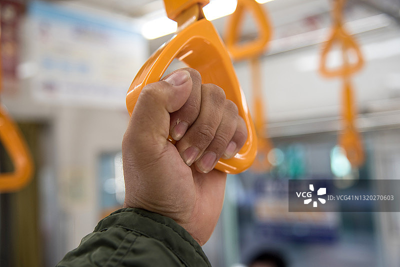 穿梭巴士上的黄色扶手图片素材