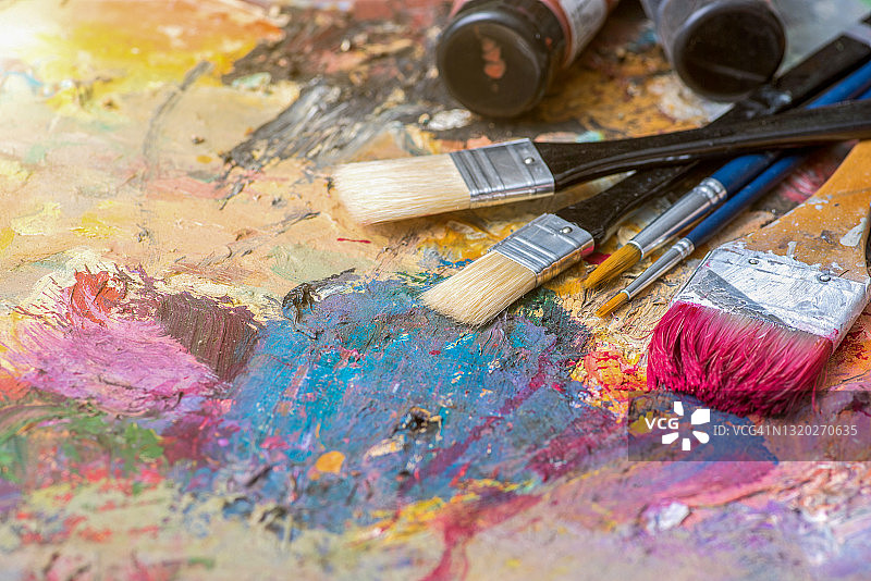 调色板上的画笔图片素材