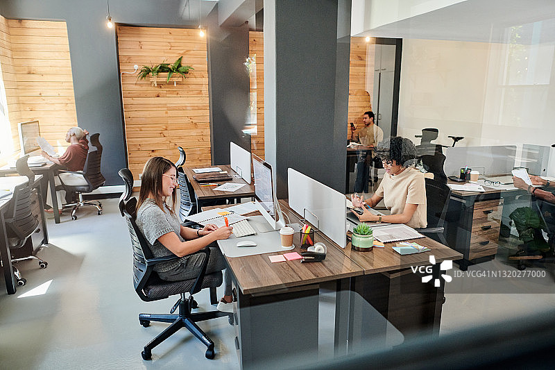 一群商人在办公室工作场景图片素材