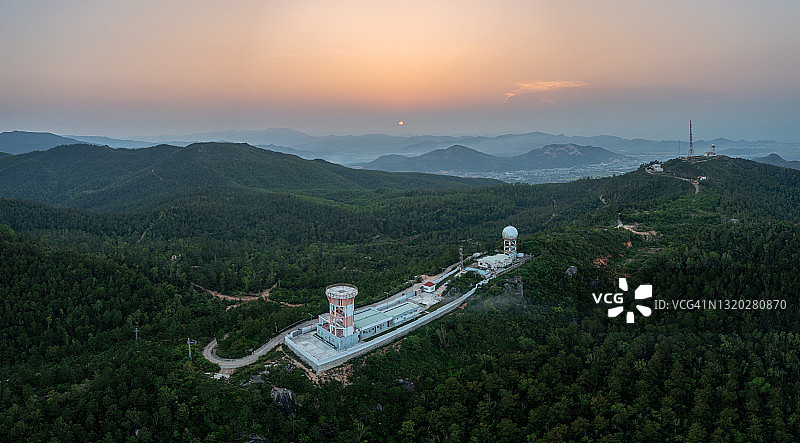山上的天气预报站图片素材