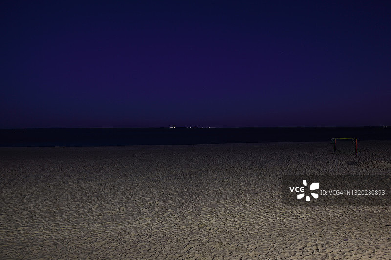 夜晚空旷的沙滩图片素材