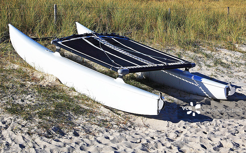 海滩上的双体船图片素材