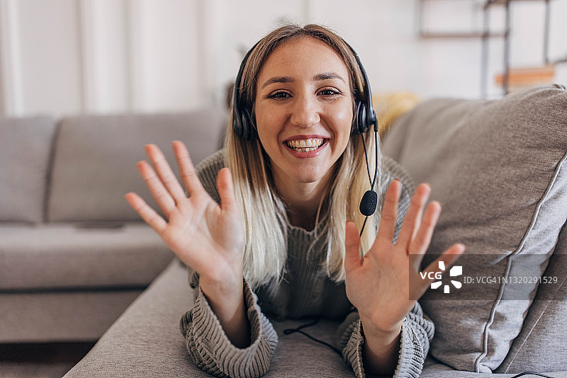 在家进行视频通话的女人图片素材