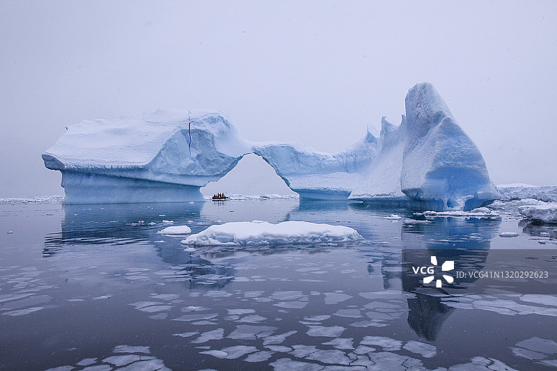 南极海洋中漂浮的冰山美景图片素材