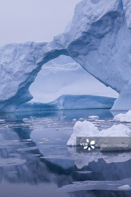 南极海洋中冰山的倒影图片素材