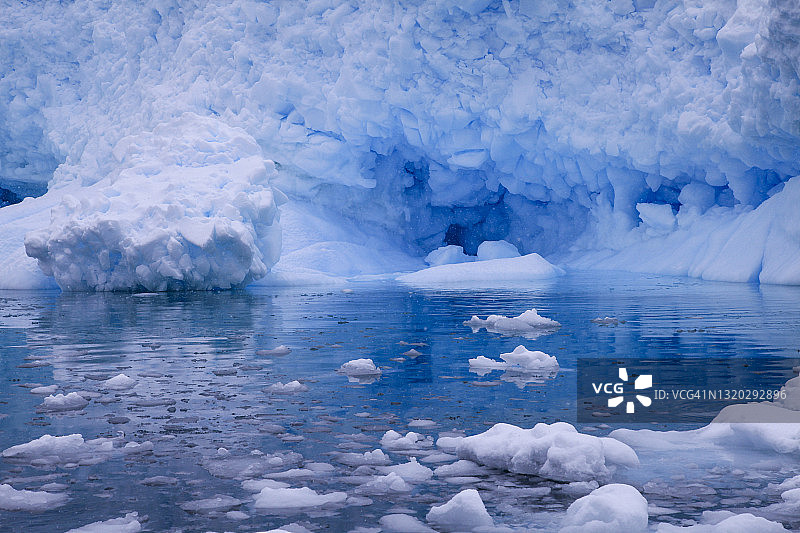 南极海洋中的蓝色冰山景色图片素材