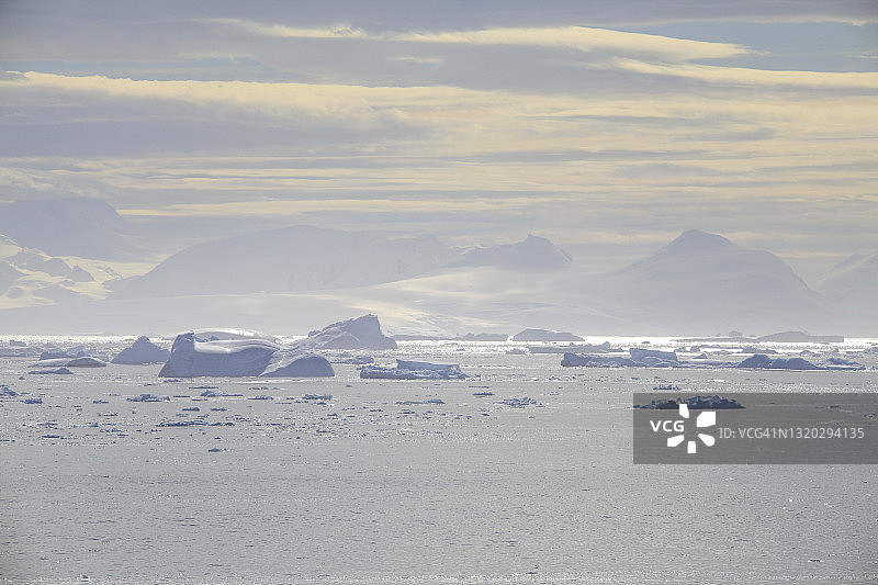 海上漂浮的冰山图片素材