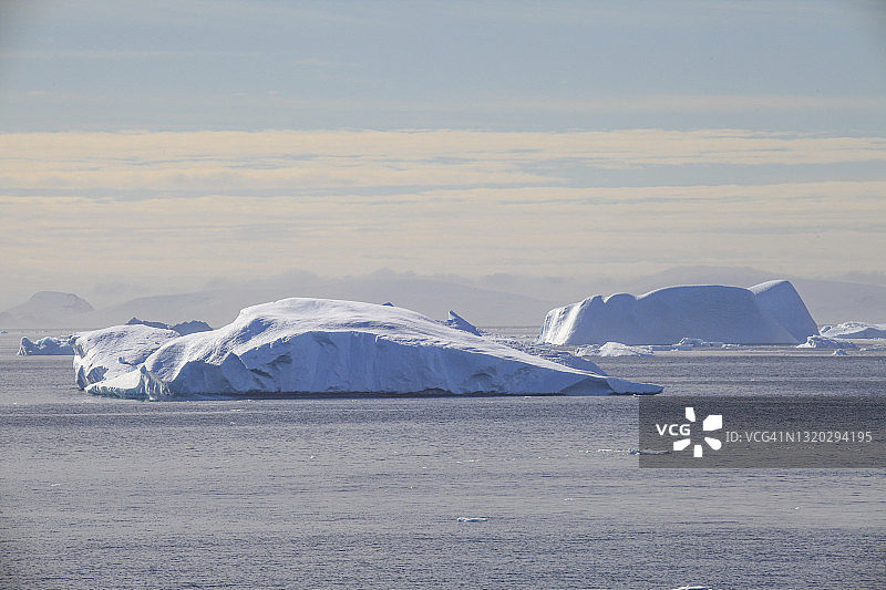 海上漂浮的冰山图片素材