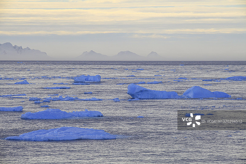 海上漂浮的冰山图片素材