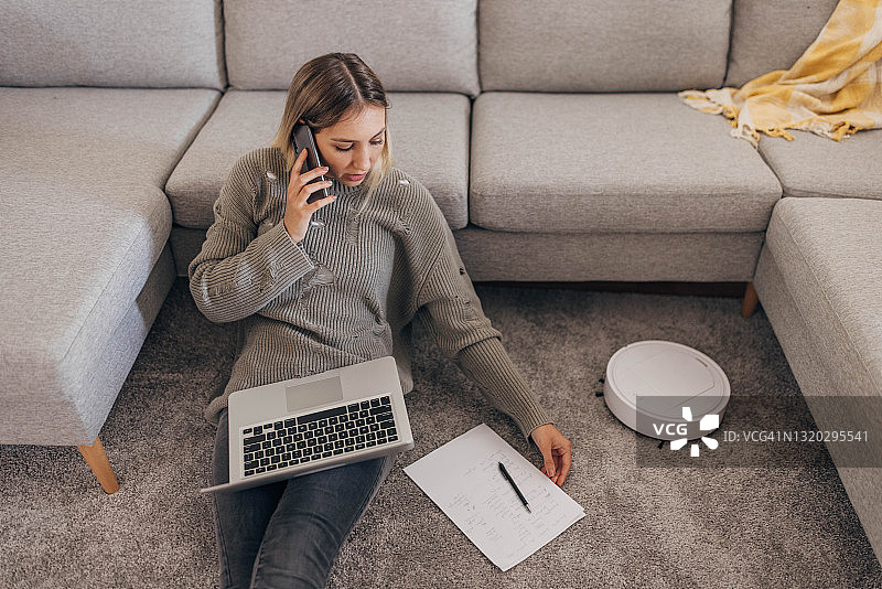 通话中的美丽女人图片素材