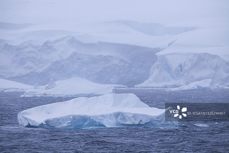 南极海岸的冰山和冰雪冰架景观图片素材