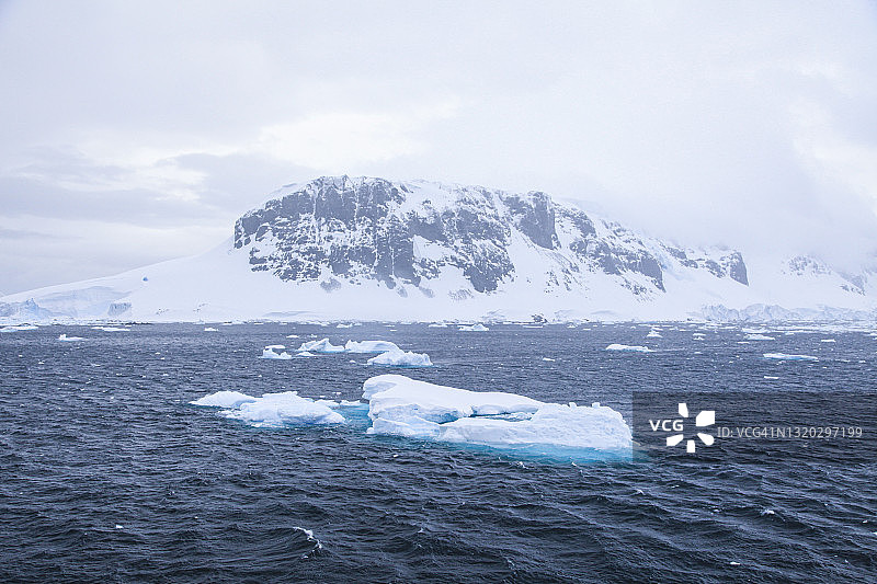 南极海岸前漂浮的冰山景色图片素材