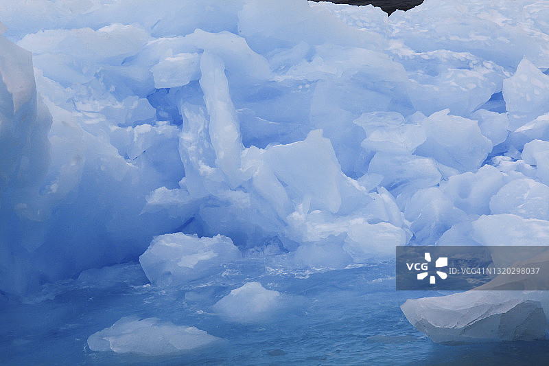 南极海岸前漂浮的冰山景色图片素材