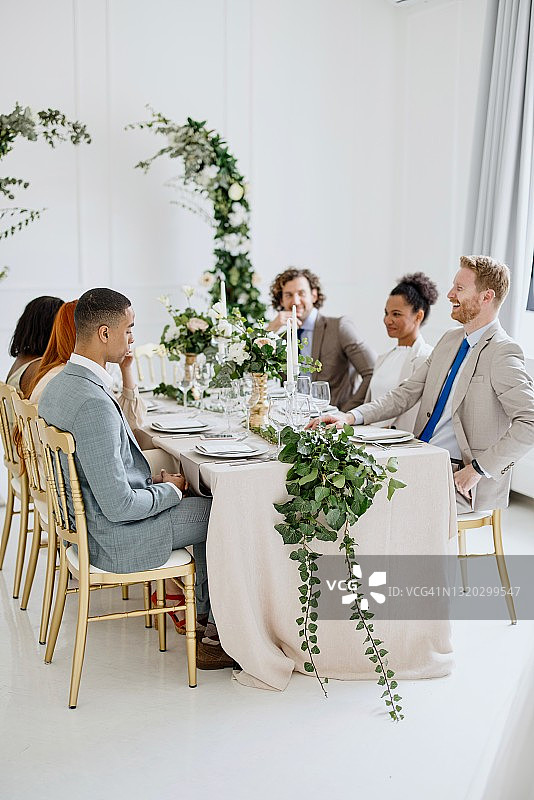 婚礼上的客人们坐在桌旁交谈图片素材