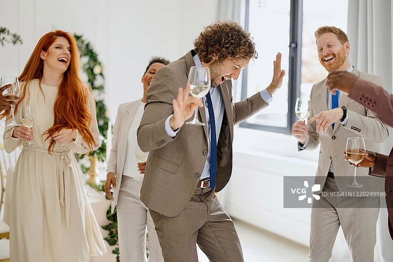 婚礼当天与客人共舞的年轻新婚夫妇图片素材