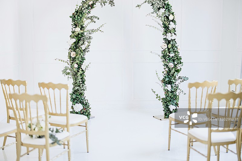 装饰婚礼祭坛和座位图片素材