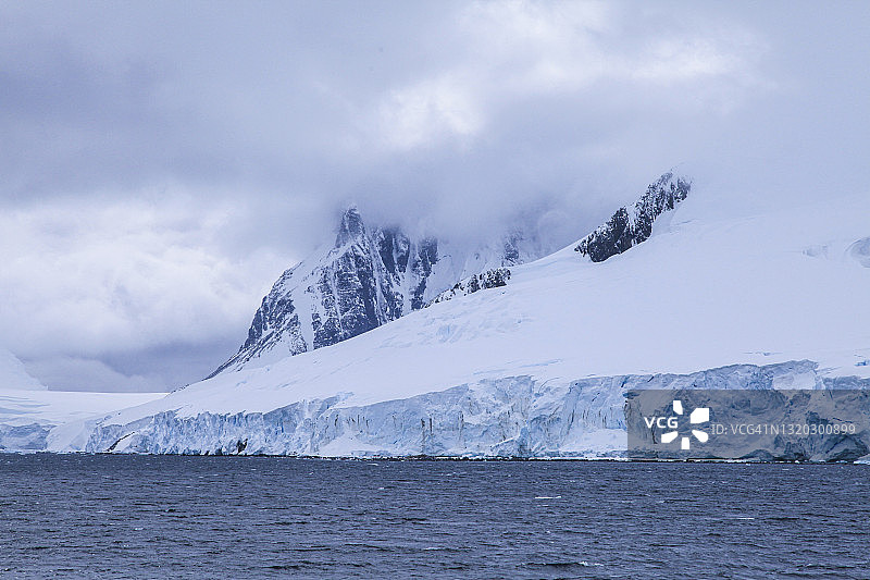 南极洲海岸附近的冰架雪山风光图片素材