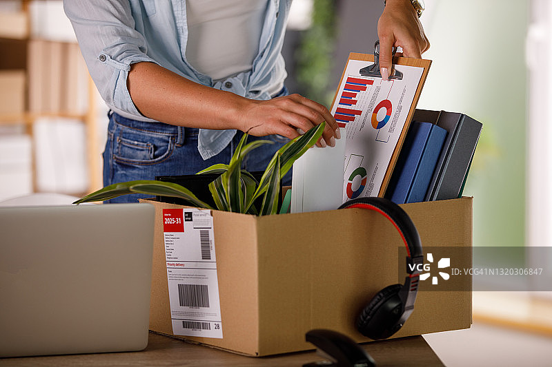 被解雇后从办公桌上收拾个人物品图片素材