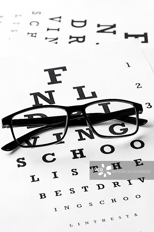 视力检测表上的黑色透明时尚眼镜图片素材