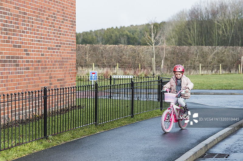 独自骑行！图片素材