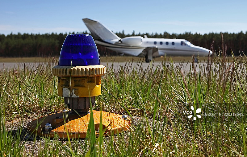 机场跑道附近的导航灯图片素材