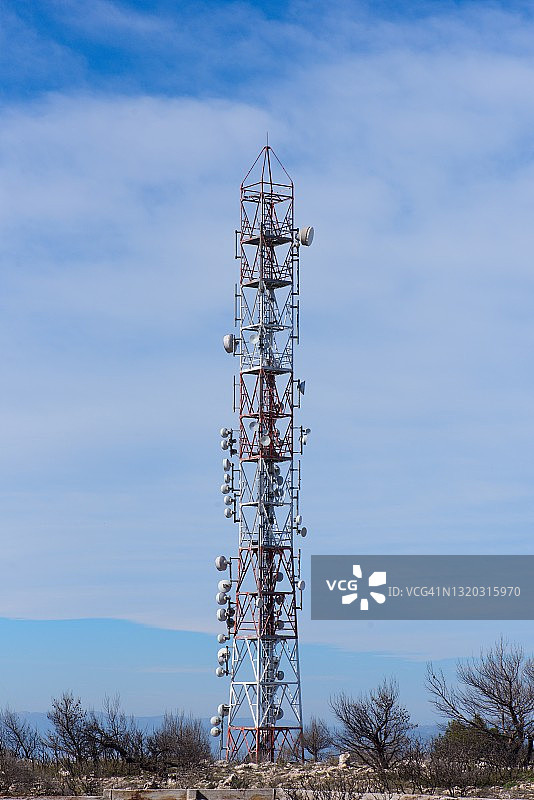 蓝天白云下的电信塔图片素材