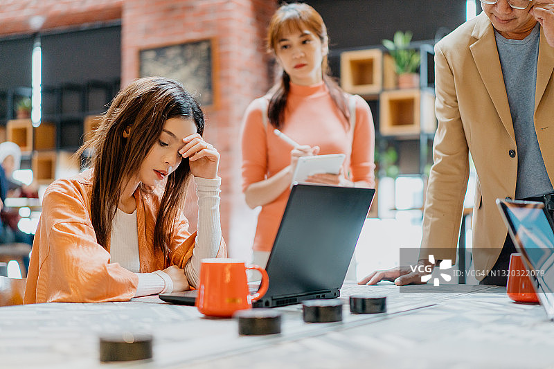 商务会议中沮丧的亚洲女员工图片素材