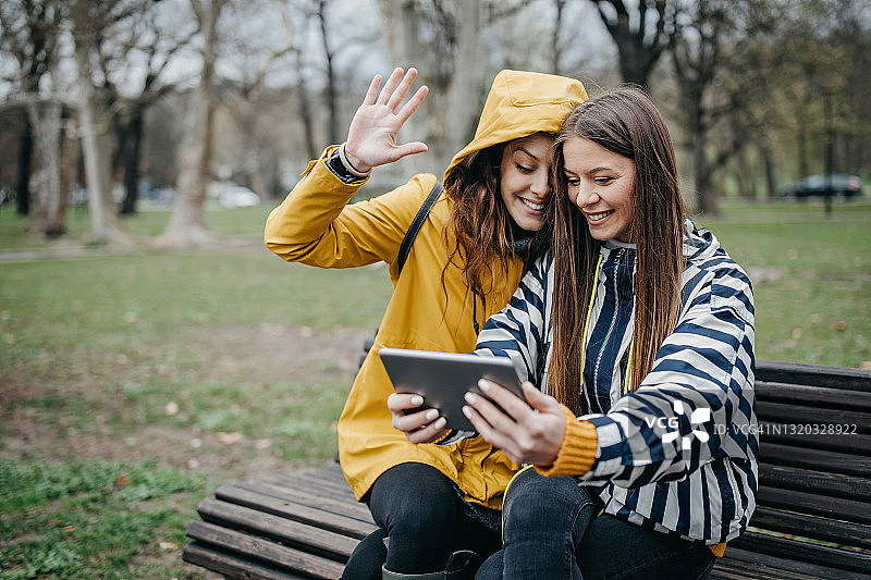 朋友们在视频通话图片素材